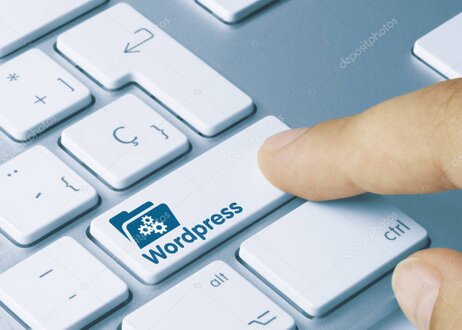 Schermata di vari CMS a confronto su un laptop